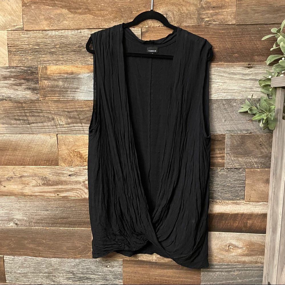 🎯 Torrid Crossover Draped Front Sleeveless Blouse